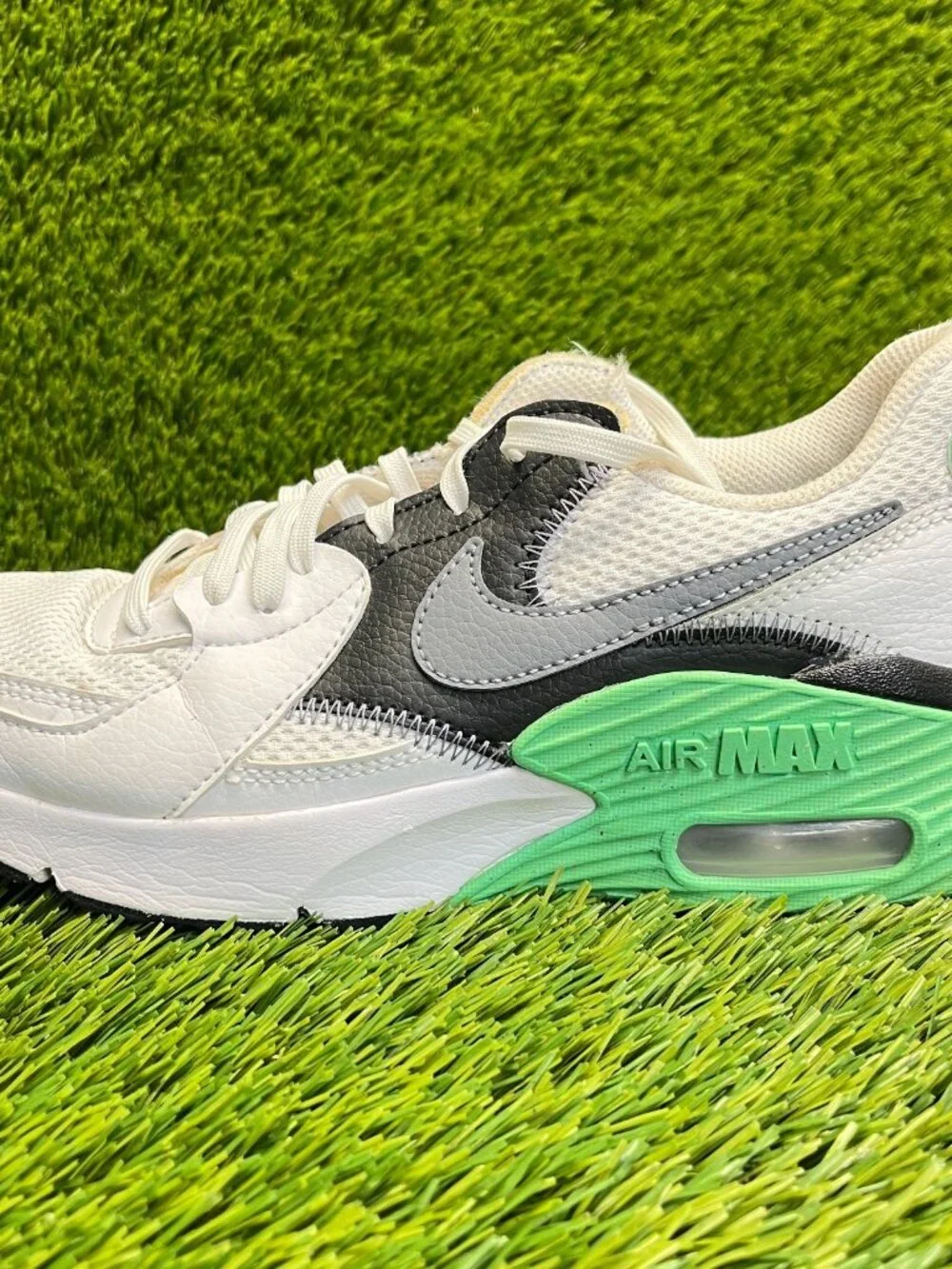 Nike Air Max Excee Womens Size 7‎ White Black Athletic Running Shoes Sneakers